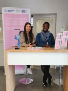 Exemple d'un stand Mon espace santé en région Occitanie tenu par deux Ambassadeurs Deux Ambassadeurs de Mon espace santé lors d'un stand de démonstration au Centre Hospitalier Universitaire de Montpellier.