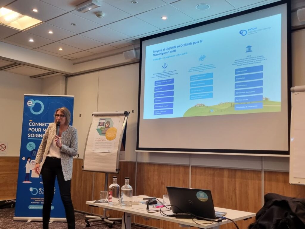 Julie Durand, directrice du GRADeS Occitanie, accueille les participants au TOP e-santé Haute-Garonne, le 3 Octobre 2024