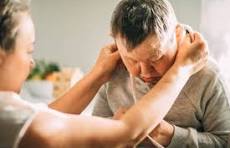 femme prenant soin d'un personne en situation de handicap