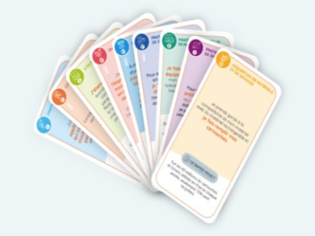 Jeu de carte sur le numérique responsable exposé en forme d'éventail