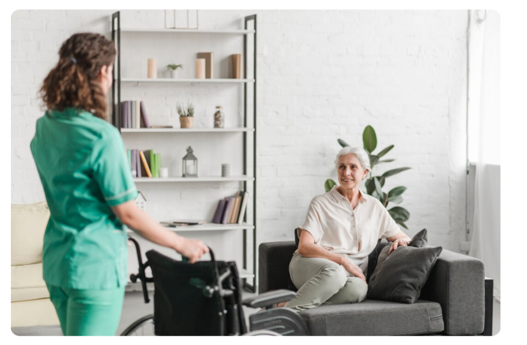 Professionnel aidant une personne à domicile