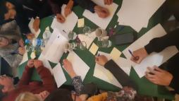 Un groupe de travail écrit sur des post-its les idées