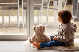 Enfant avec un nounours